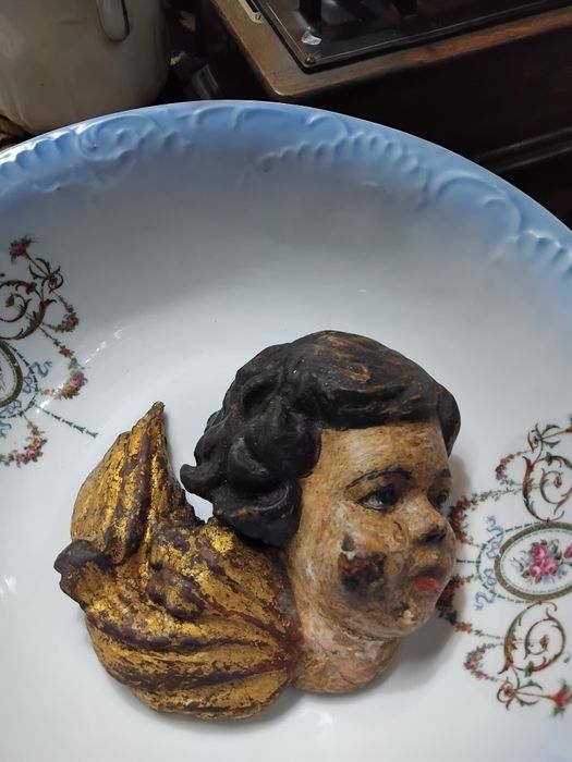 Anjo em madeira policromada