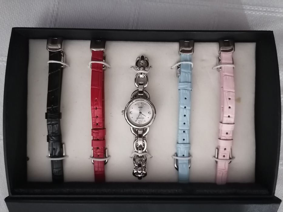 Relógio woman elegante c 5 braceletes