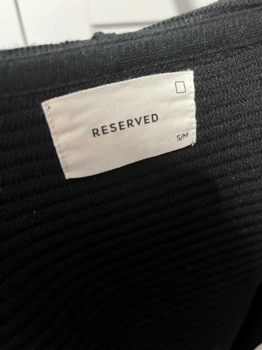 Czarny sweter z kapturem