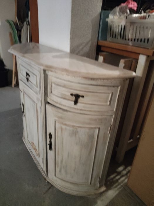 Móvel antigo com pedra mármore