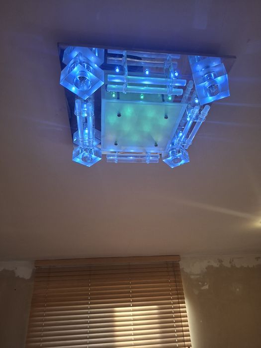 Żyrandol świeci naprzemiennie szklany