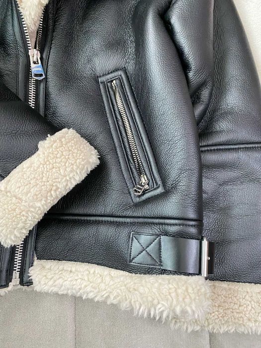 Blusão biker preto, cardado a pelo, da Bershka