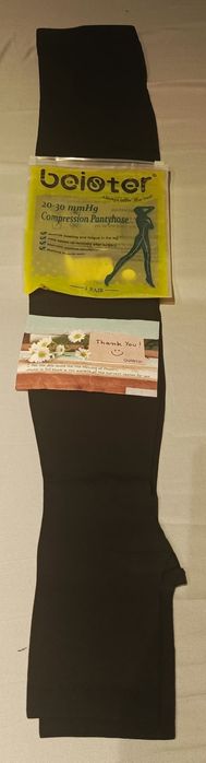 Medyczne rajstopy uciskowe z odkrytymi palcami.