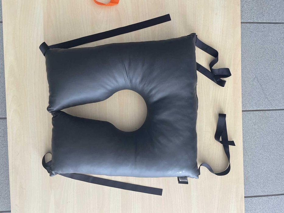 Almofada coxim antiescaras em forma de ferradura