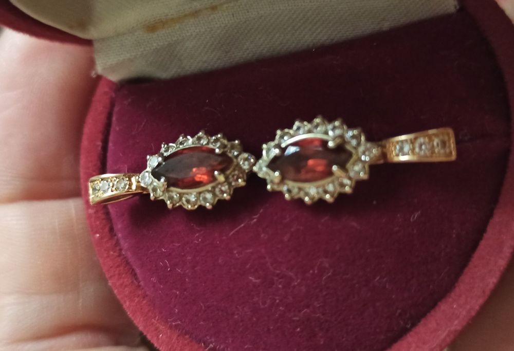 Продам  золотой комплект : серьги и кольцо с  гранатом