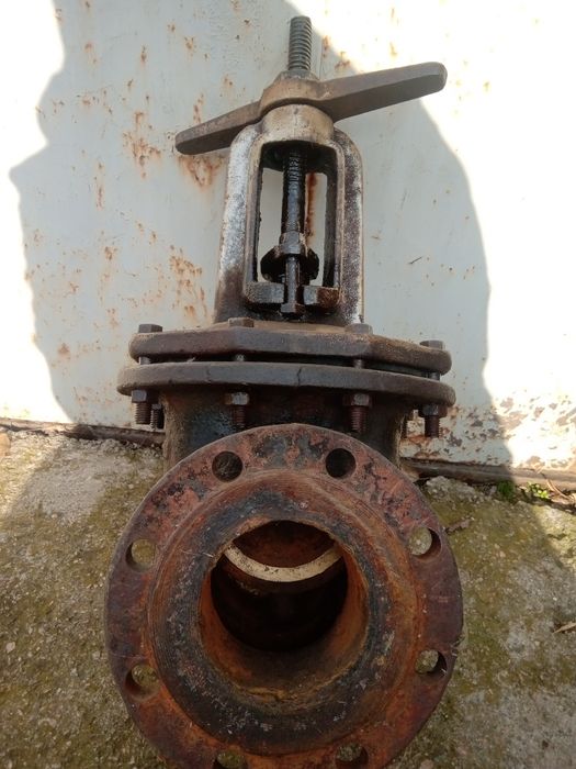 Продам задвижки чугунные