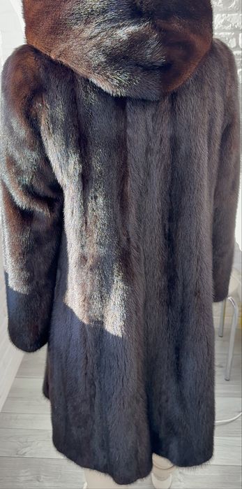 Шуба  норкова з  капюшоном нижче коліна  б/у