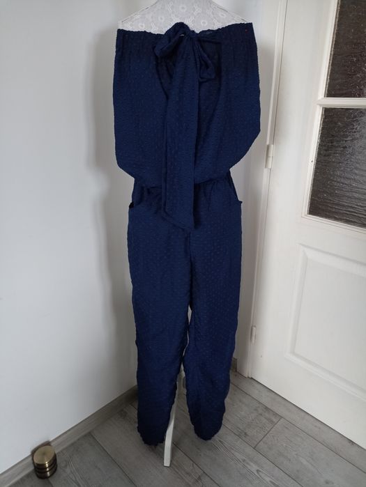 Granatowy kombinezon bez ramiączek