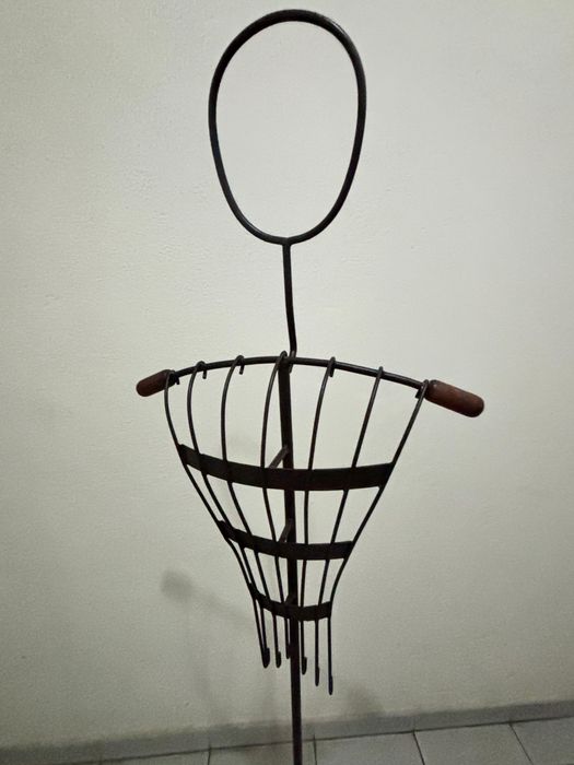 Cabide de ferro e madeira versátil leve