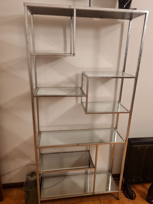 Estante com vidro espelhado