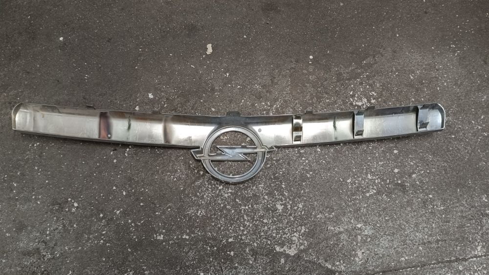 Grill OPEL MOVANO  znaczek chrom oryginał