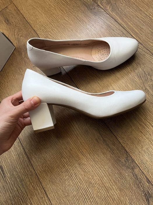 Святкові білі туфлі