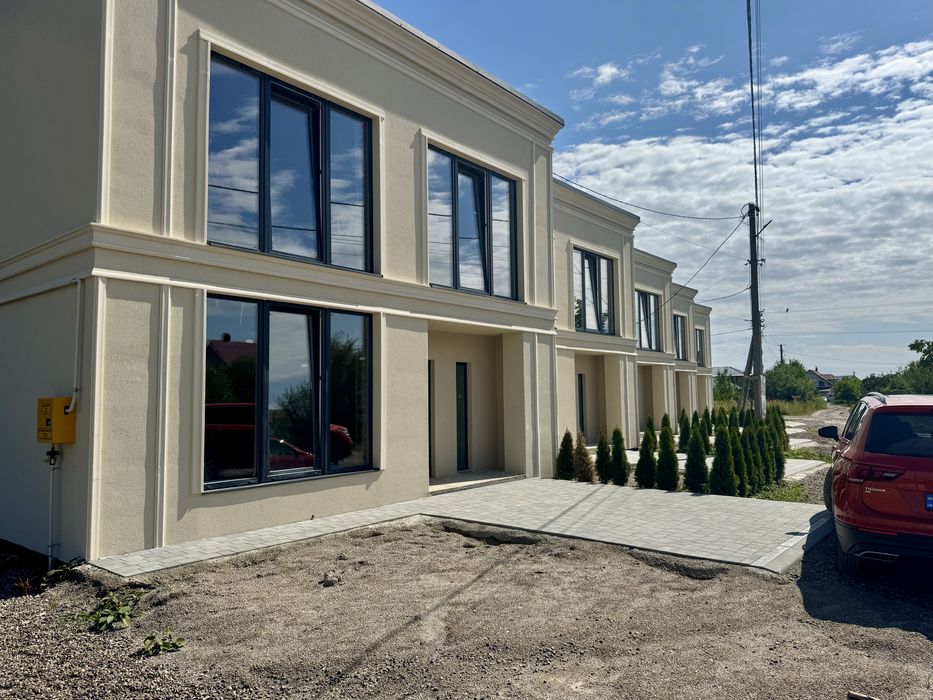 Котедж з власним подвір’ям та заїздом