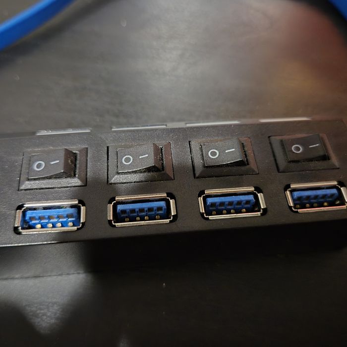 Hub USB 3.0 4 cztery porty osobne włączniki wyłączniki czarny