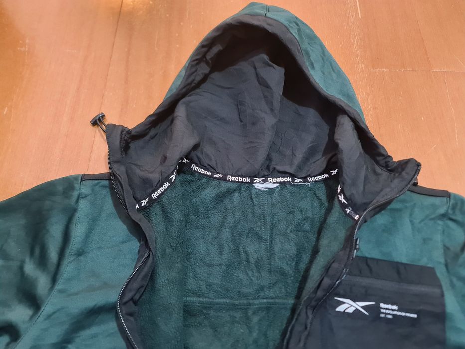 Casaco Reebok com capuz