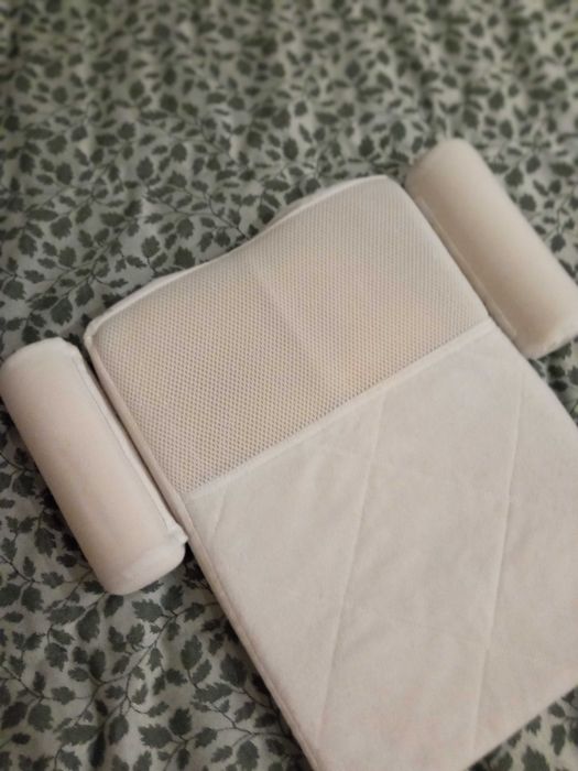 Almofada anti-regurgitação para bebé para berço ou alcofa.