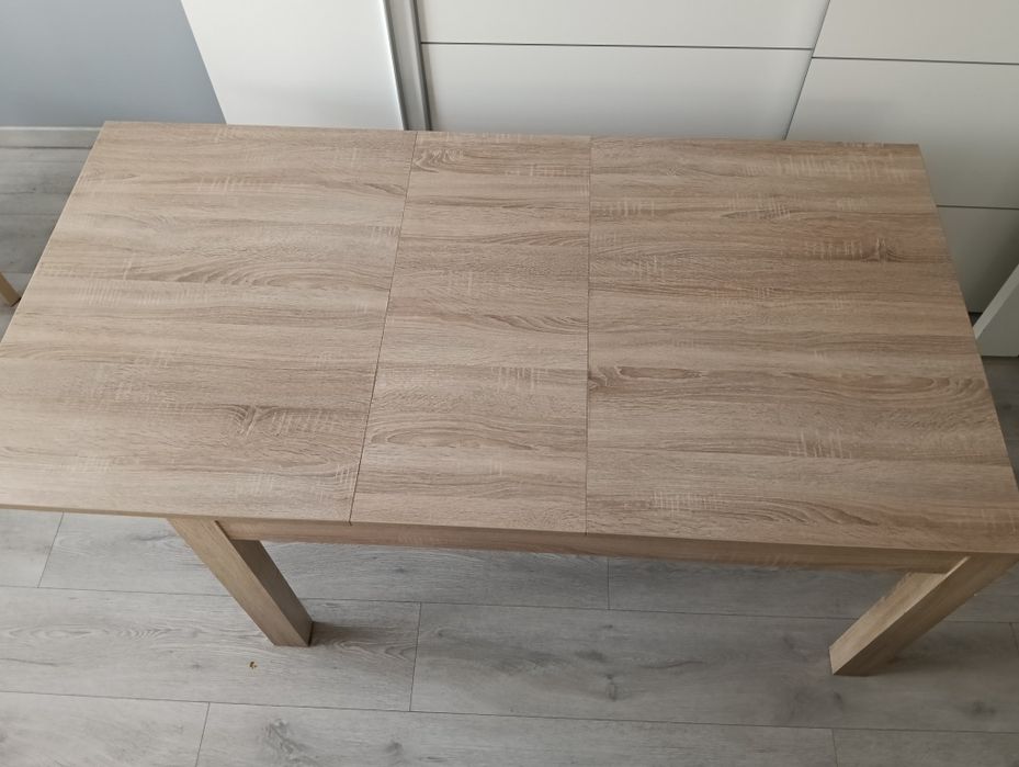 Duży stół z 4 krzesłami