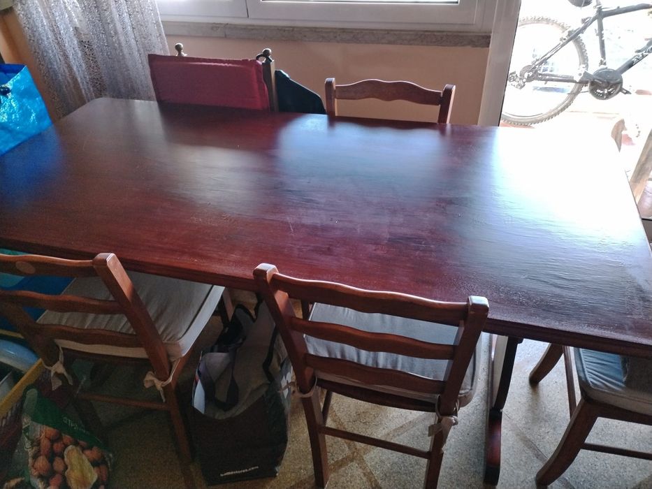 Mesa com 4 cadeiras em mogno