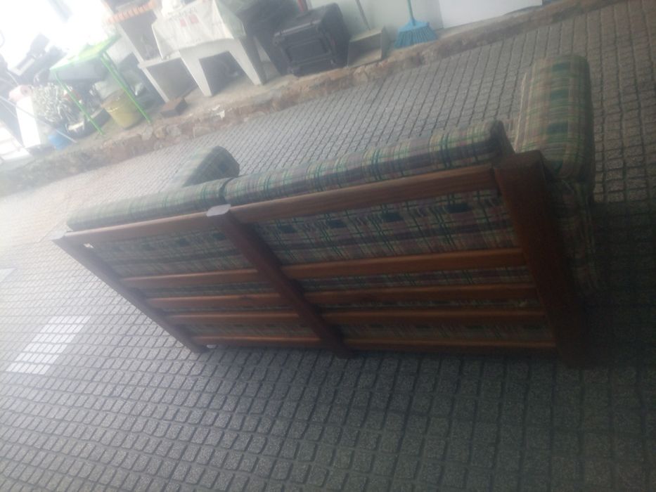 Canapé  muito antigo em madeira maciça sai o tecido todo para lavar e