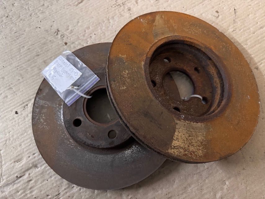 Гальмівний диск передній R15 Ford Connect 1.8 2003-2013