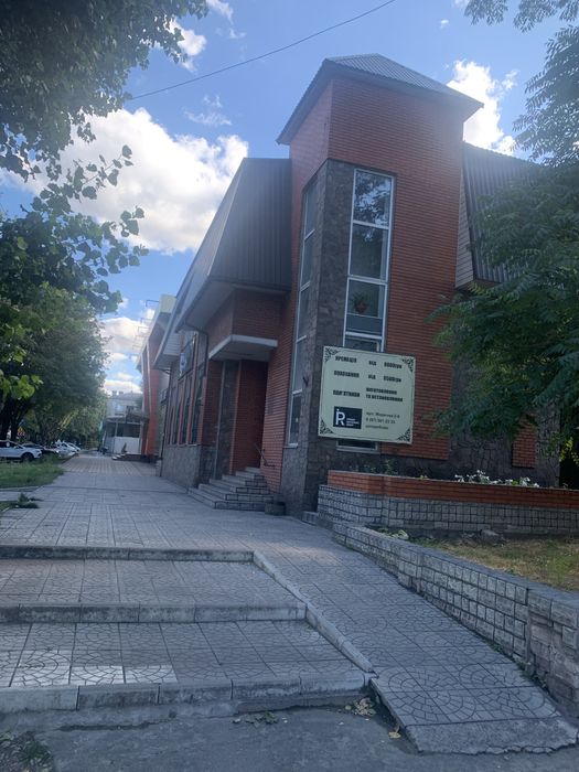 Здається в оренду окрема двоповерхова будівля в центрі міста.
