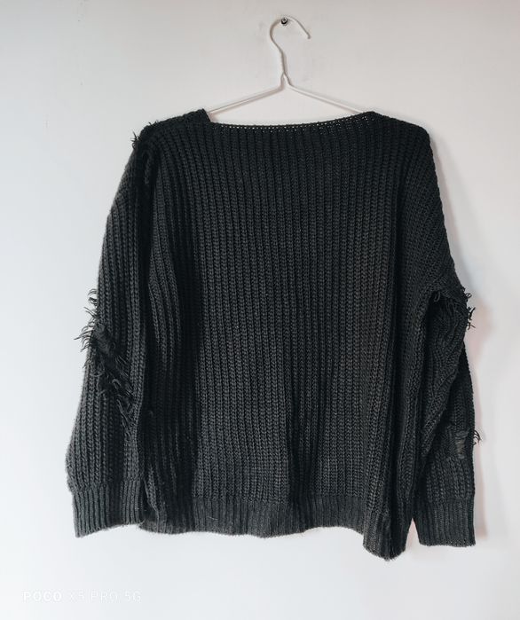 Czarny sweter damski z frędzlami uni