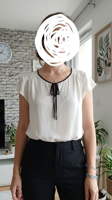 Biała bluzka z czarnym obszyciem rozmiar 46/18