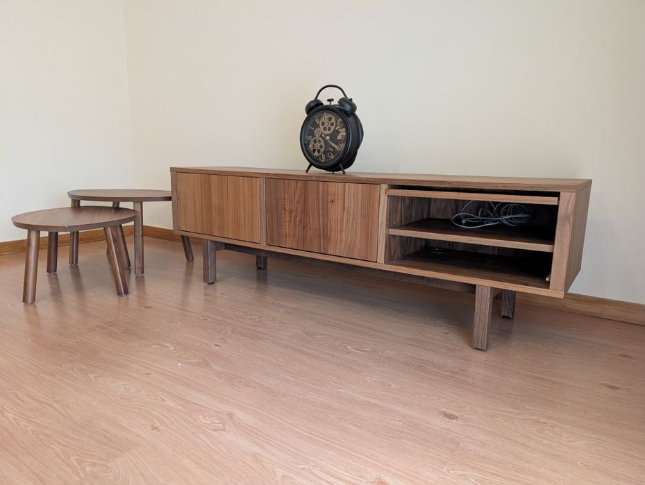 Mesa de televisão e mesas de apoio