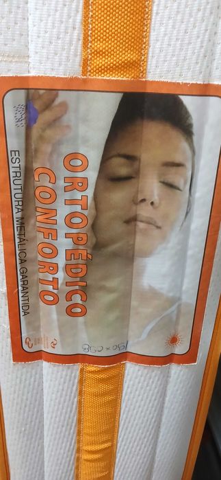 Vendo cama + colchão de solteiro + mesinha de cabeceira