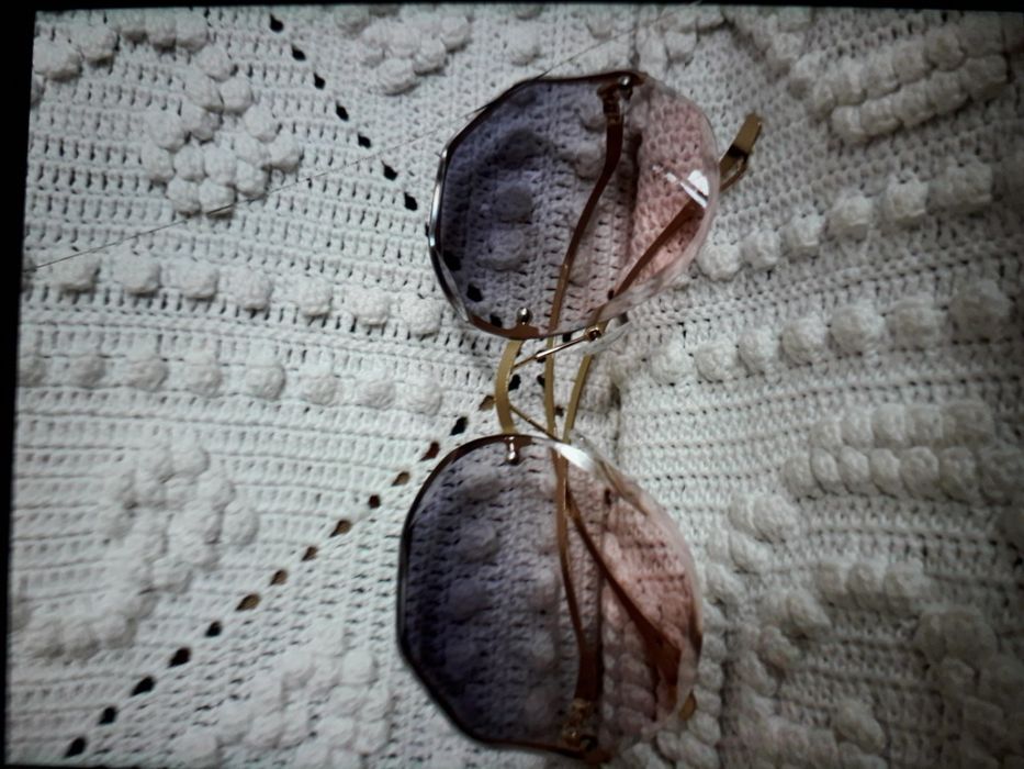 Óculos de sol novos em caixa