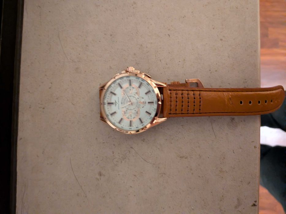 Vários relogios com caixa em pele