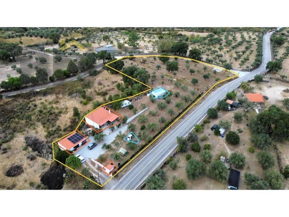 Quinta com 5.125 m², duas construções e piscina à venda em Penamacor!