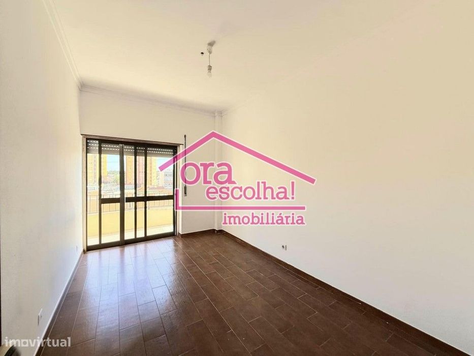 Apartamento T2 com 92 m2 e VARANDA no Centro das Paivas!