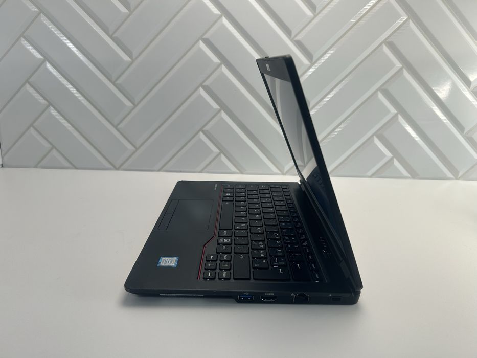 Laptop Fujitsu U729 i5-8265U 8 GB / 256 GB SSD