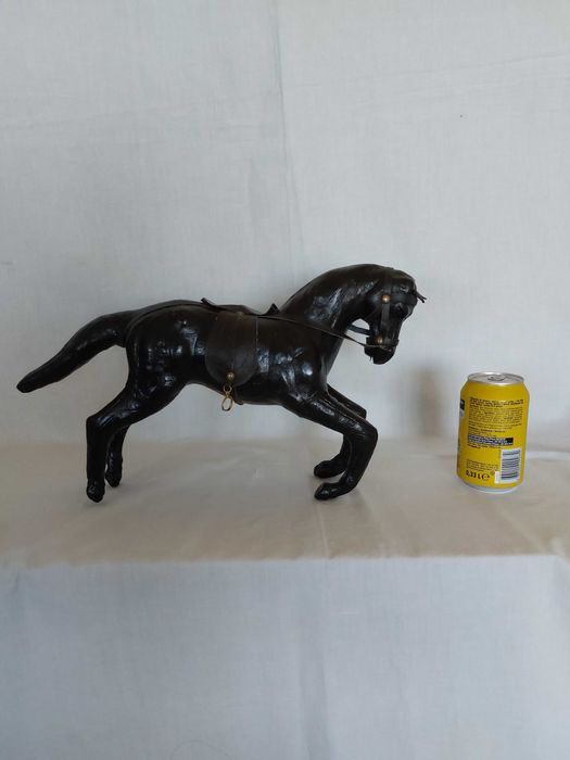 Cavalo de madeira revestido a couro