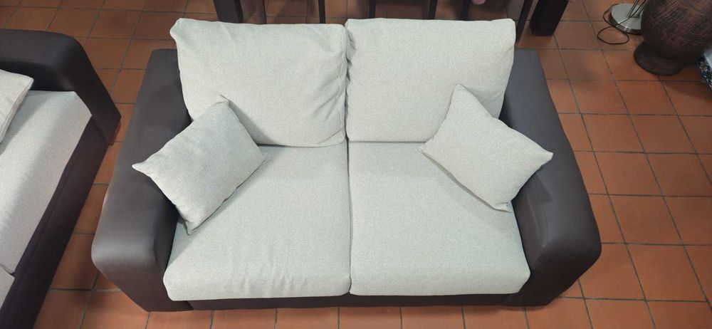 Conjunto 2 sofás recentemente estofados – excelente estado