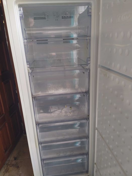 Морозильна камера Beko fn130420x.nofrost