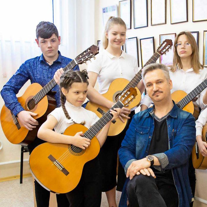 Уроки игры на гитаре в Харьковской ДШИ ,частным образом и дистанционно