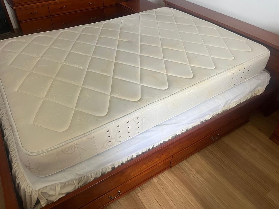 Cama de casal e mesa de cabeceira em madeira maciça