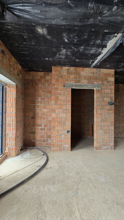 Продається крайній таунхаус 5 км від майдану.