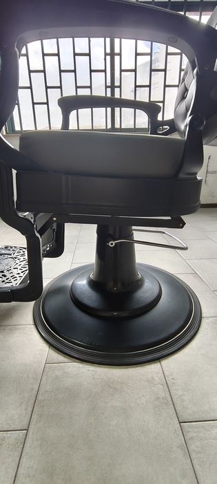 Cadeira de barbeiro  nova ,comprada e usada 3 meses ,sem danos  .