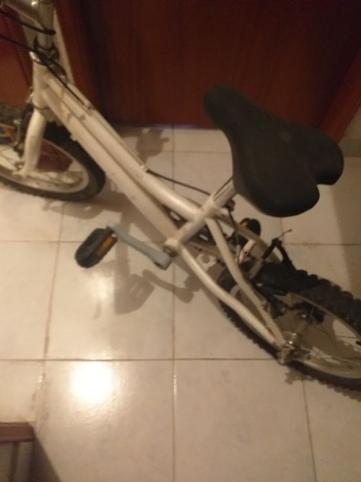 Bicicleta branca até 9 anos