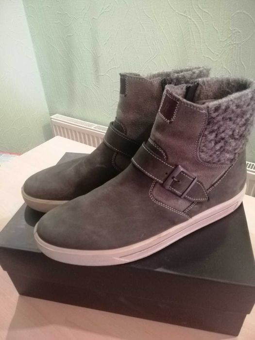 Продам демисезонные  ботинки