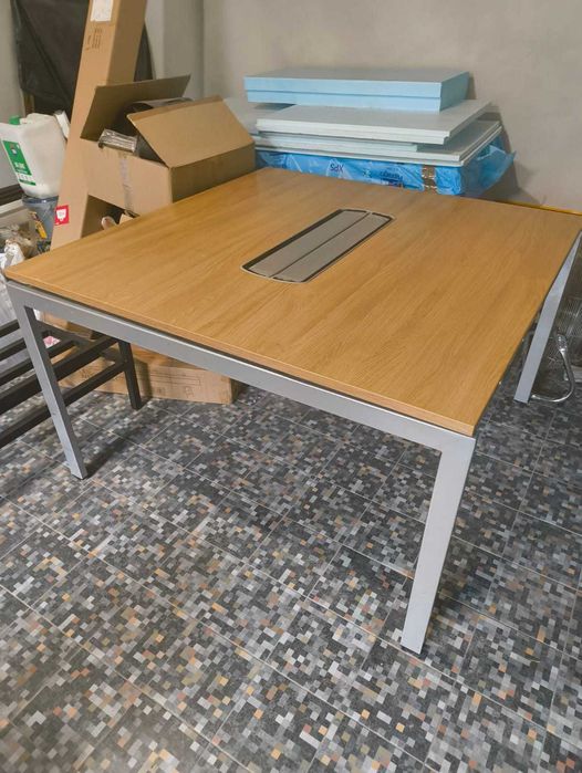 Stół biurowy Kinnarps z mediaportem – 140x140 cm