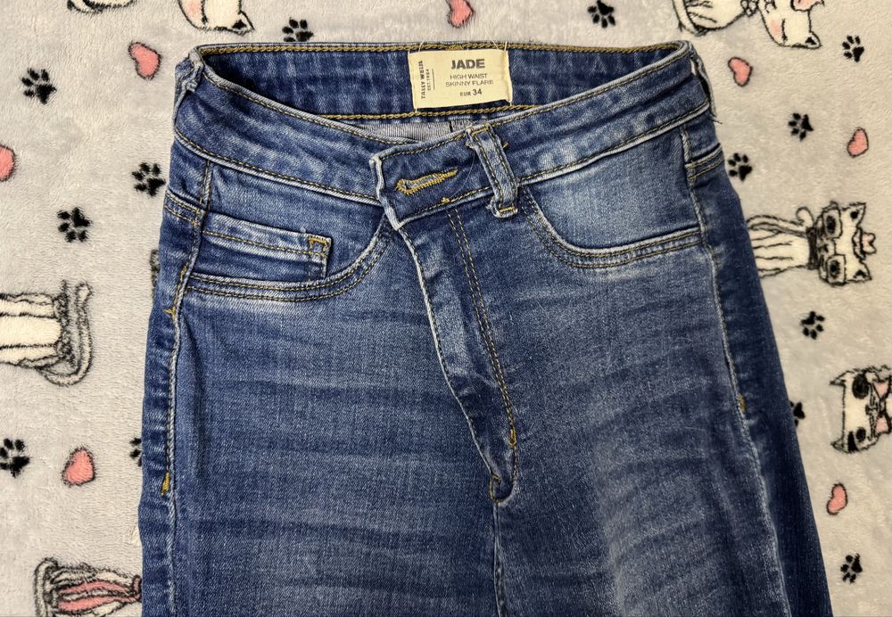 Джинси жіночі кльош в темно-синьому кольорі