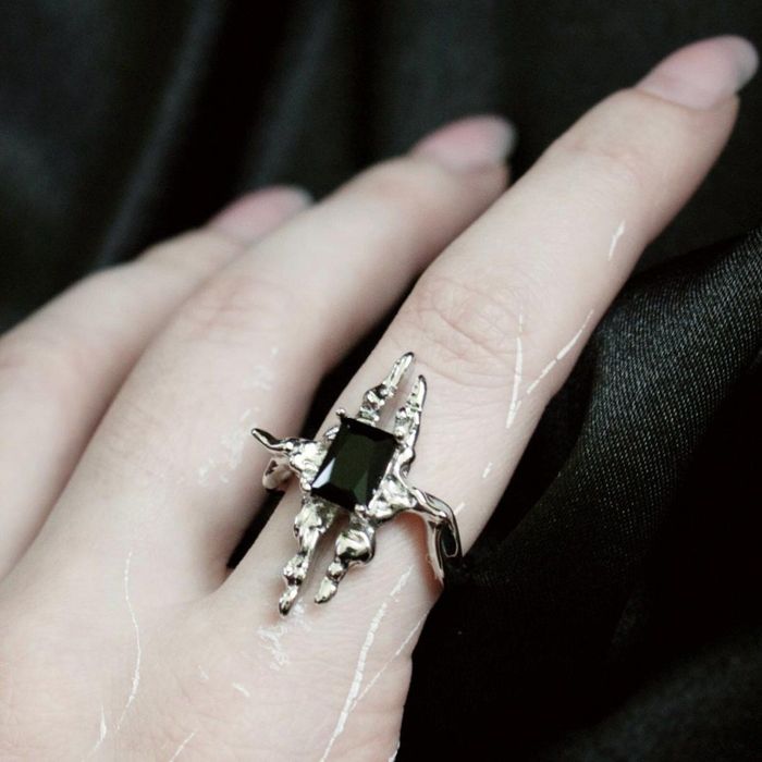 Anel Prateado Massivo com Pedra Preta – Design Estético e Moderno