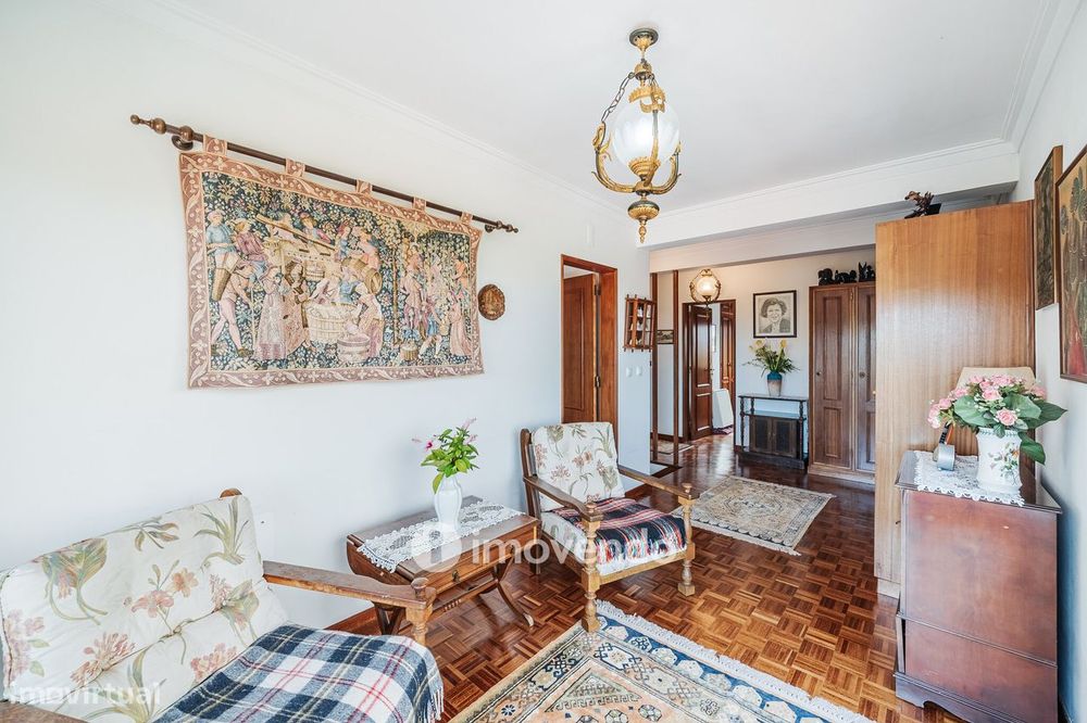 Quinta isolada T3+1 com áreas amplas e terreno de 2022m², em Colares