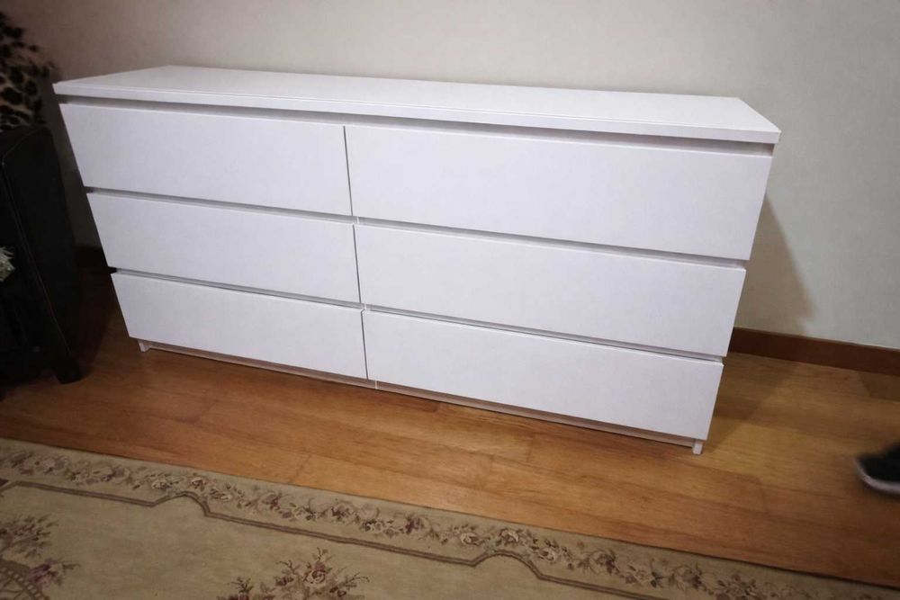 Malm IKEA com tampo de vidro