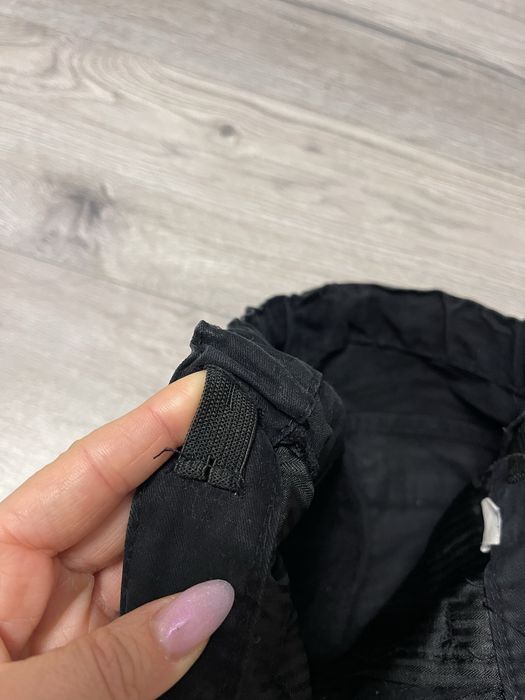 Чорні брюки на хлопчика.