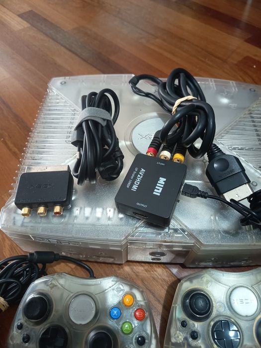 X box com 2 comandos com adaptador para hdmi